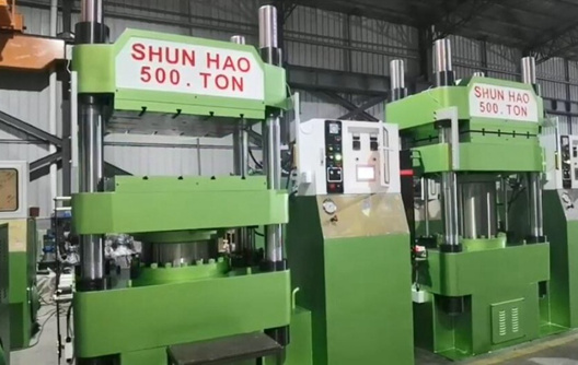 Pruebas de la máquina de prensa de 500 toneladas para la producción de vajillas de melamina