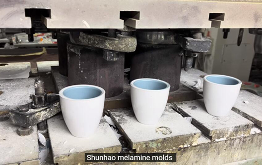 Fábrica de Shunhao: producción de vajillas de melamina de 2 colores
    
