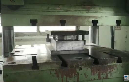 ¿Cómo instalar los moldes de compresión de melamina en la máquina de moldeo de melamina?